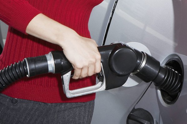 Нефтяники пообещали Козаку держать текущие цены на бензин 