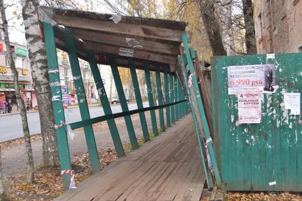 Опасный деревянный проход в центре Сыктывкара отремонтируют до конца недели