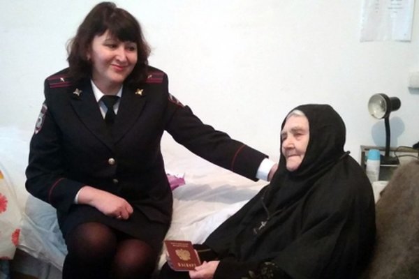 Матушка Серафимовского женского монастыря получила новый паспорт после пожара 