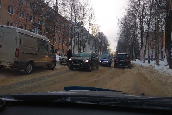 Авария парализовала оживленную улицу Сыктывкара в утренний час пик