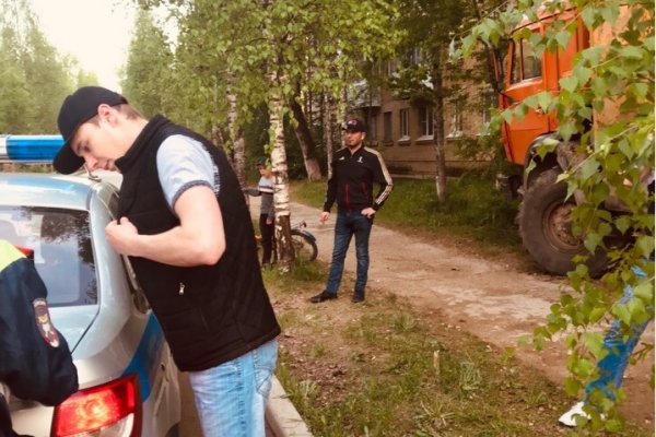 В ухтинском поселке КамАЗ на скорости припарковался на пешеходной зоне 