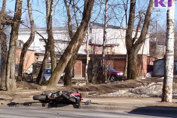 В Усть-Куломском районе скутер с водителем без прав опрокинулся на проезжей части