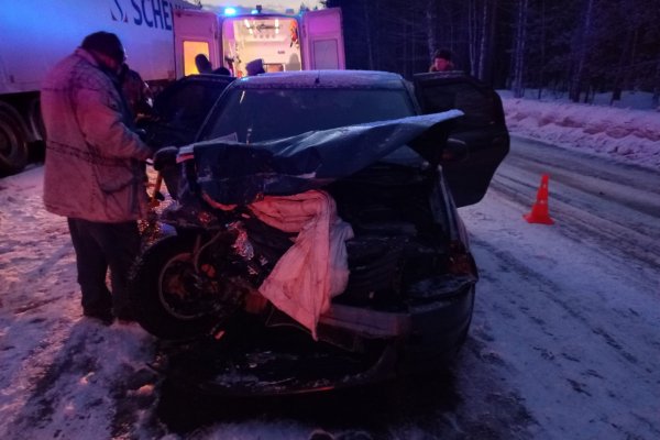 Под Сосногорском водитель Renault Logan врезался в грузовик 