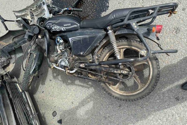 В Княжпогостском районе 50-летняя пара на мотоцикле BMW опрокинулась на дороге 