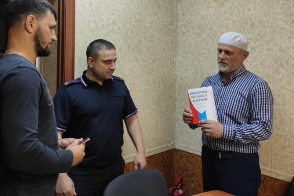 В Воркуте полицейские вручили российский паспорт жителю Донецкой Народной Республики