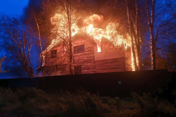 В Сосногорске сгорел двухэтажный коттедж