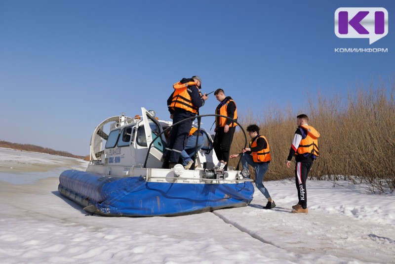В Вуктыльском районе "Спас-Коми" организует перевозки людей и товаров первой необходимости через реку