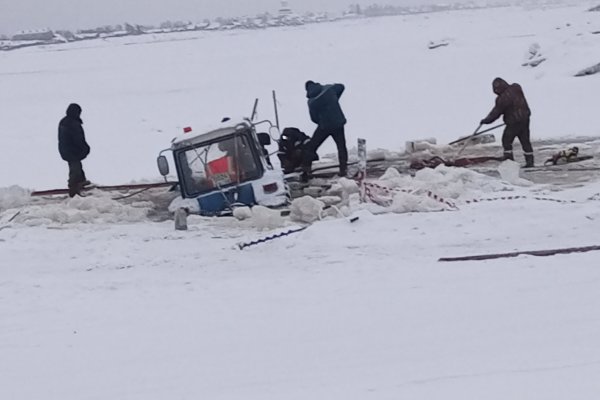 В Ижемском районе достали трактор, провалившийся в полынью 