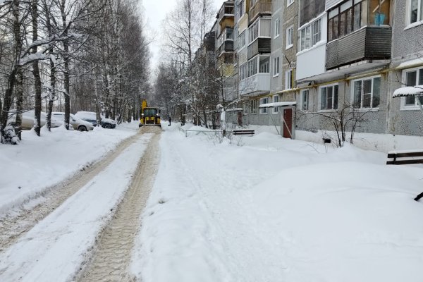 Управляющим компаниям Сыктывкара поручено ускорить уборку снега во дворах 