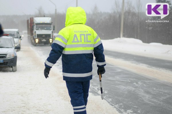В Усть-Цилемском районе не имеющий водительских прав мужчина за рулем ВАЗ-2112 врезался в стоящий на обочине трактор
