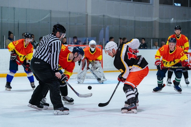 В Усинске прошли решающие игры межрегионального турнира по хоккею
