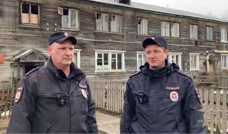 В Сыктывкаре полицейские спасли из пожара трех человек