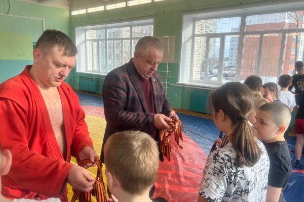 Печорский депутат передал две тысячи георгиевских лент образовательным учреждениям района