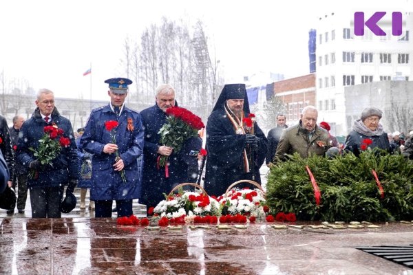 В Сыктывкаре празднование Дня Победы началось с возложения цветов к мемориалам 