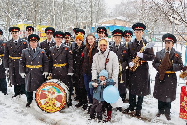 В Сыктывкаре четыре поколения семьи поздравили ветерана Великой Отечественной войны Юрия Рапопорта