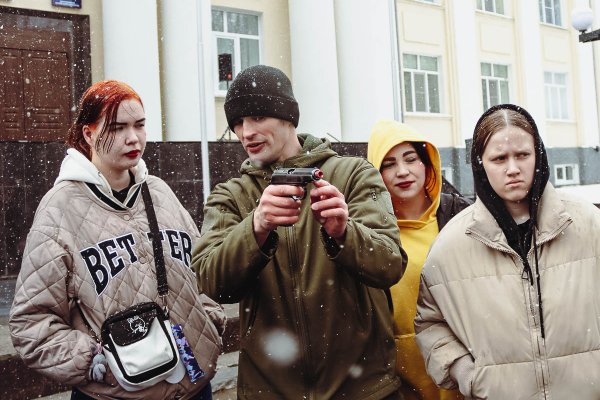 В Кировском парке Сыктывкара рекрутировали в полицию, жарили шашлыки и пели военные песни