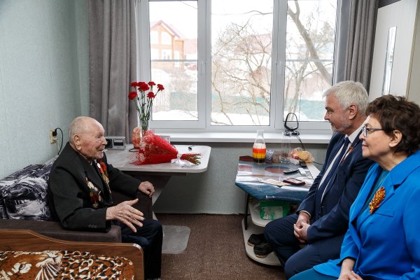 Владимир Уйба навестил ветеранов Великой Отечественной войны и поздравил их с Днём Победы

