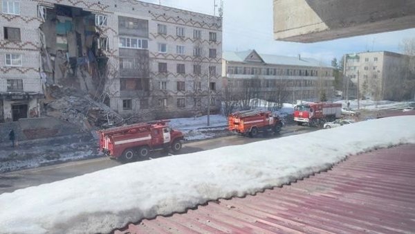 В сети появилось видео спасения жильцов из окна обрушенного общежития в Печоре
